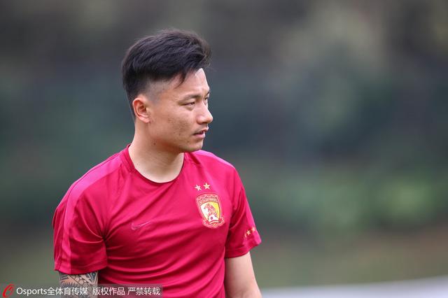报道称，本赛季多纳鲁马的表现相较过去几个赛季有所下滑，他已经不再是巴黎圣日耳曼的非卖品。